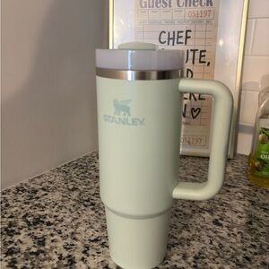 Stanley 30 oz Quencher H2.0 Flowstate Tumbler light green